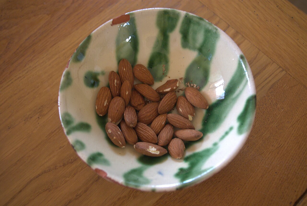 amandes dans un bol