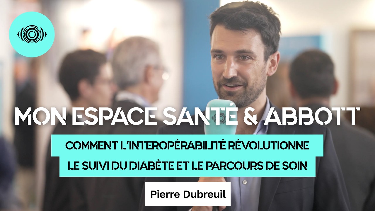Professionnel de santé consultant son espace pro SP Santé sur l'ordinateur du cabinet